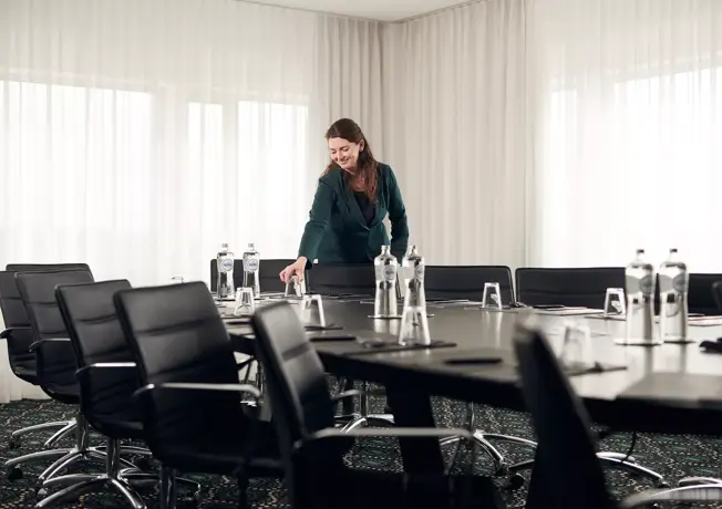 Vrouw in meetingzaal 