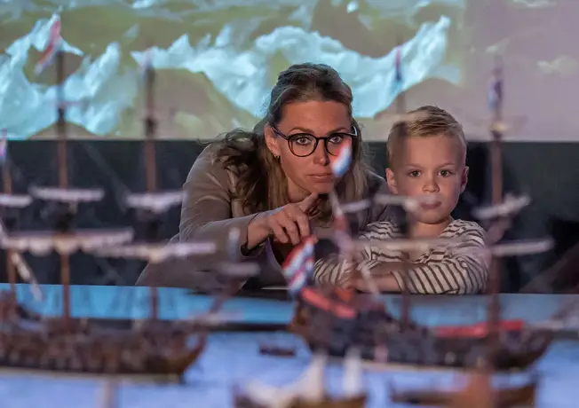 Mutter und Sohn schauen sich Schiffe an.