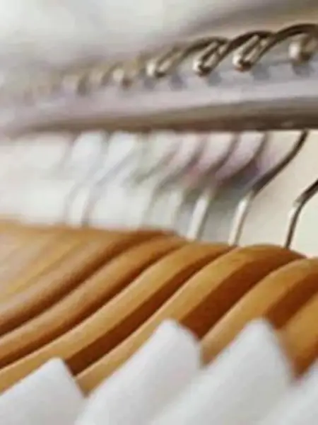 Badjas hangt in een hotelkamer