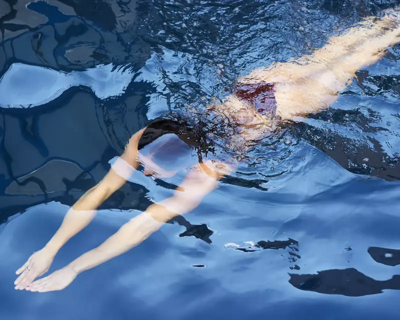 Frau im Schwimmbad