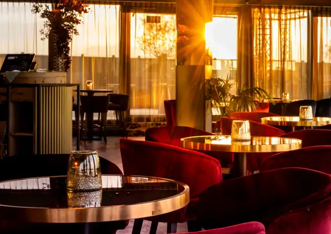 Innenausstattung der Skybar Mr. Sato