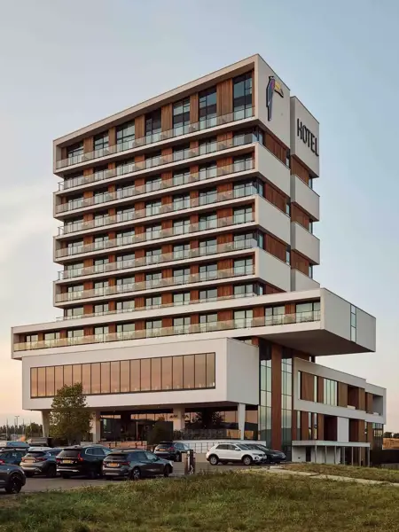 Vooraanzicht van Hotel Hoorn tijdens de ondergaande zon