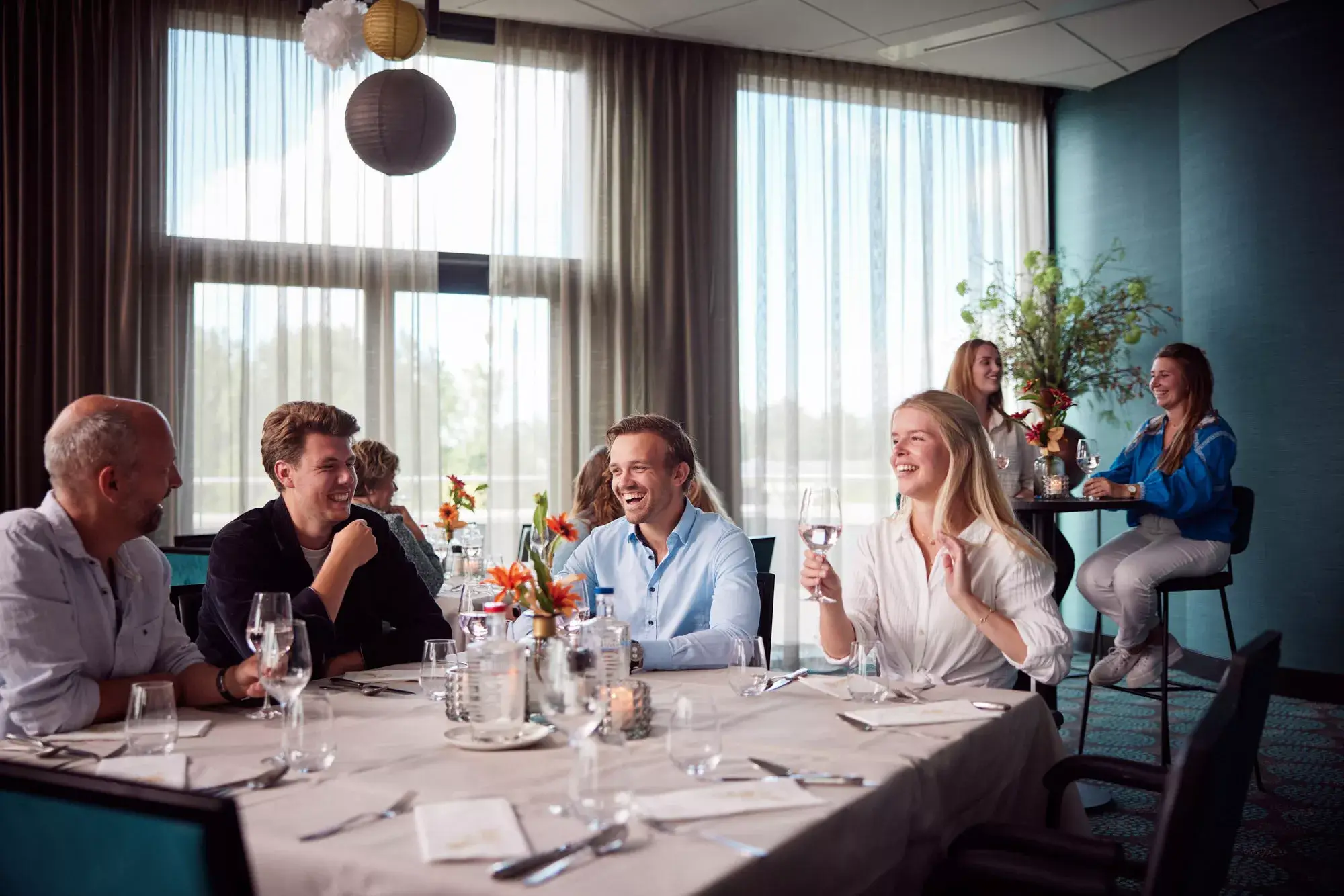 Een groepsdiner in een vergaderzaal in een hotel.