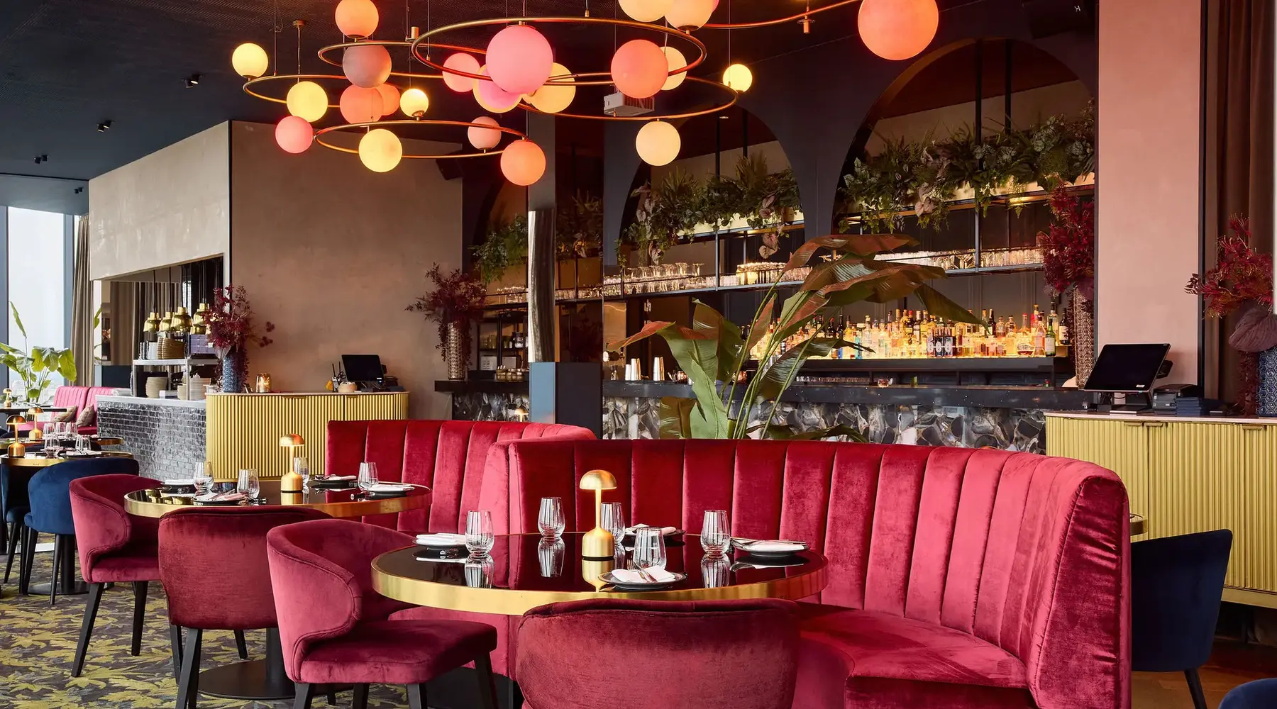 Interieur van Skybar Mr. Sato met panoramisch uitzicht op de skyline van Gent