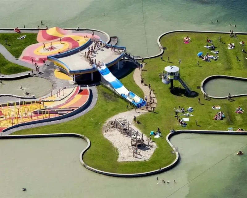 Strandbad van bovenaf