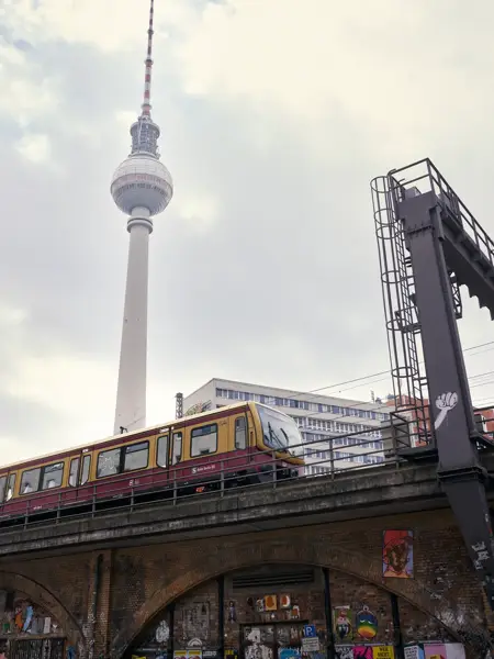 Fernsehturm met metro in Berlijn