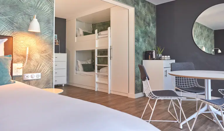 Familienzimmer mit Etagenbett.