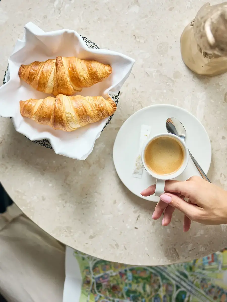 Croissants et tasse de café