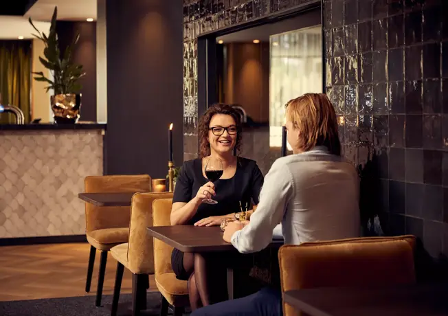 Frau, die einen Cocktail einschenkt.