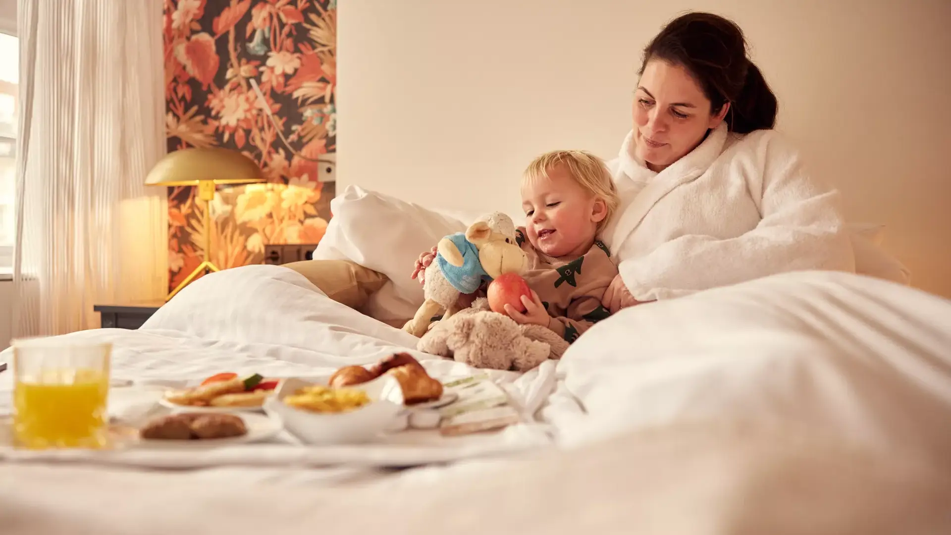 Mutter mit Kind im Bett