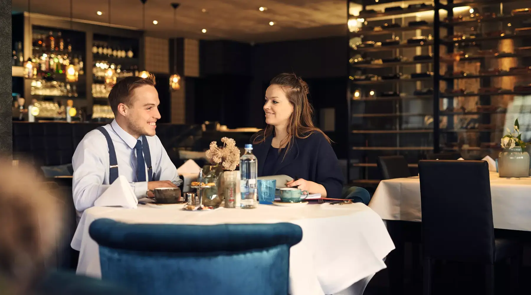 Man en vrouw aan het dineren in het restaurant