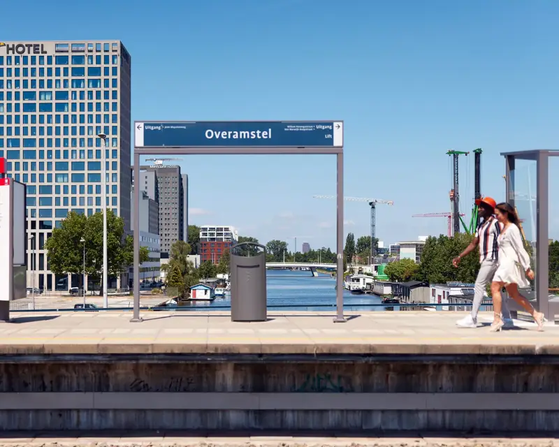 Direkt an der U-Bahn-Station Overamstel