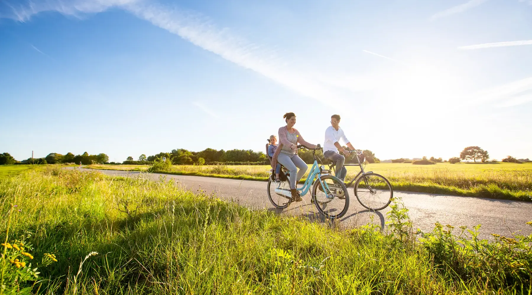 Familie radelt gemeinsam durch den Polder