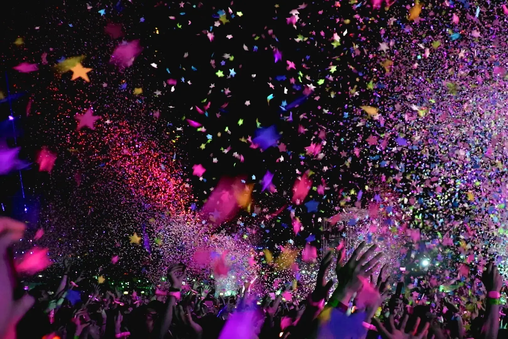 Sfeervolle concertavond van Harry Styles in Amsterdam met kleurrijke confetti en uitbundig publiek