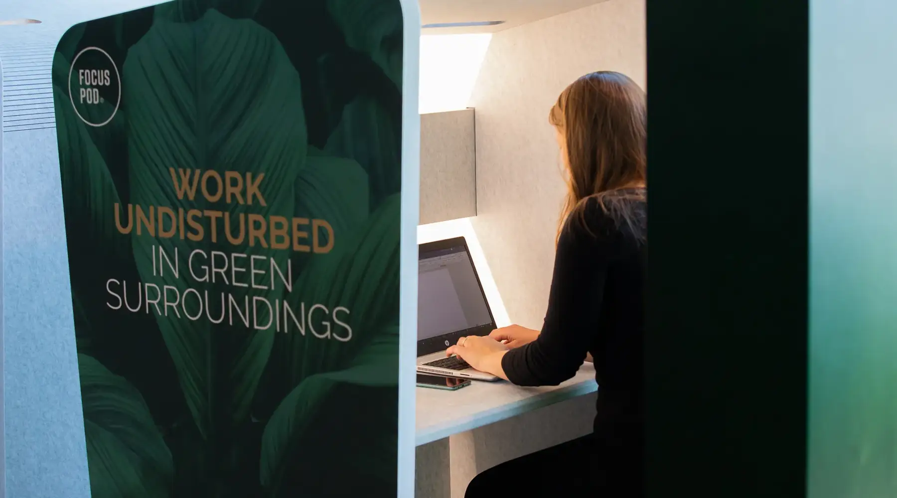Vrouw flexwerkt in FocusPod bij Van der Valk Hotel Eindhoven