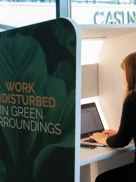 Menschen bei der Arbeit in 040 Seats & Offices