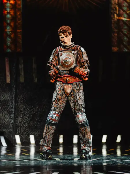 Theater met een tafel op het podium