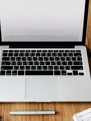 Bureau avec ordinateur portable