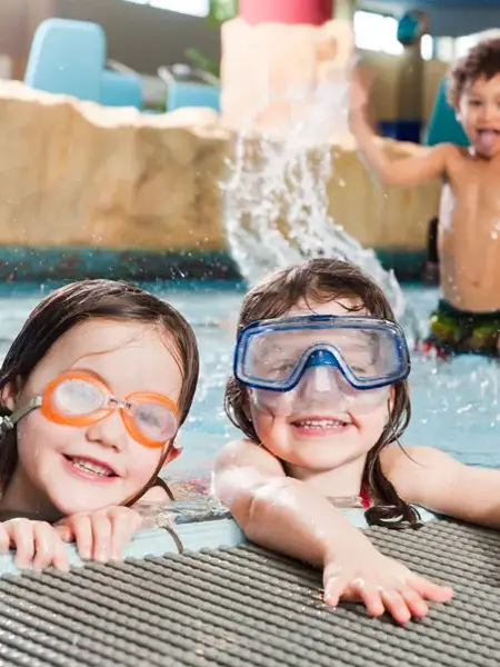 Binnen zwemmen in het zwembad 