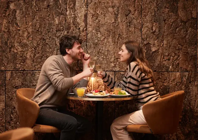 een koppel wat aan het eten is