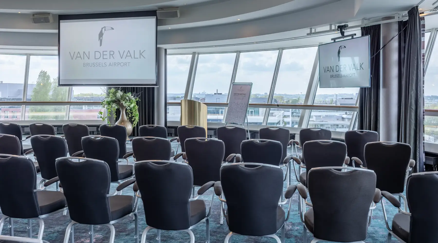Grote zaal met groot scherm in hotel Brussels
