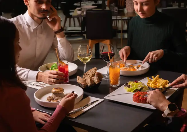 Femme sur la terrasse du restaurant Apollo