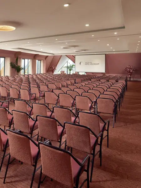 Saal mit Theaterbestuhlung