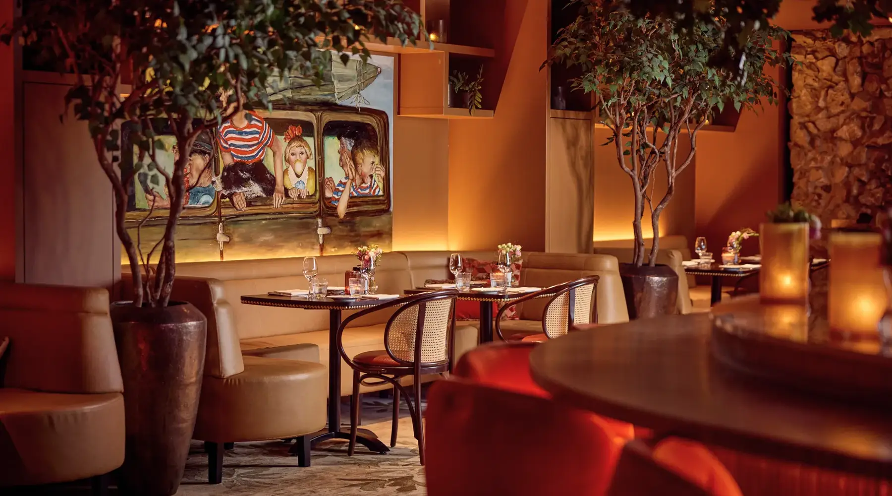 Bistro Martinus Bar met grote oranje barkrukken en zicht op de wijnkasten