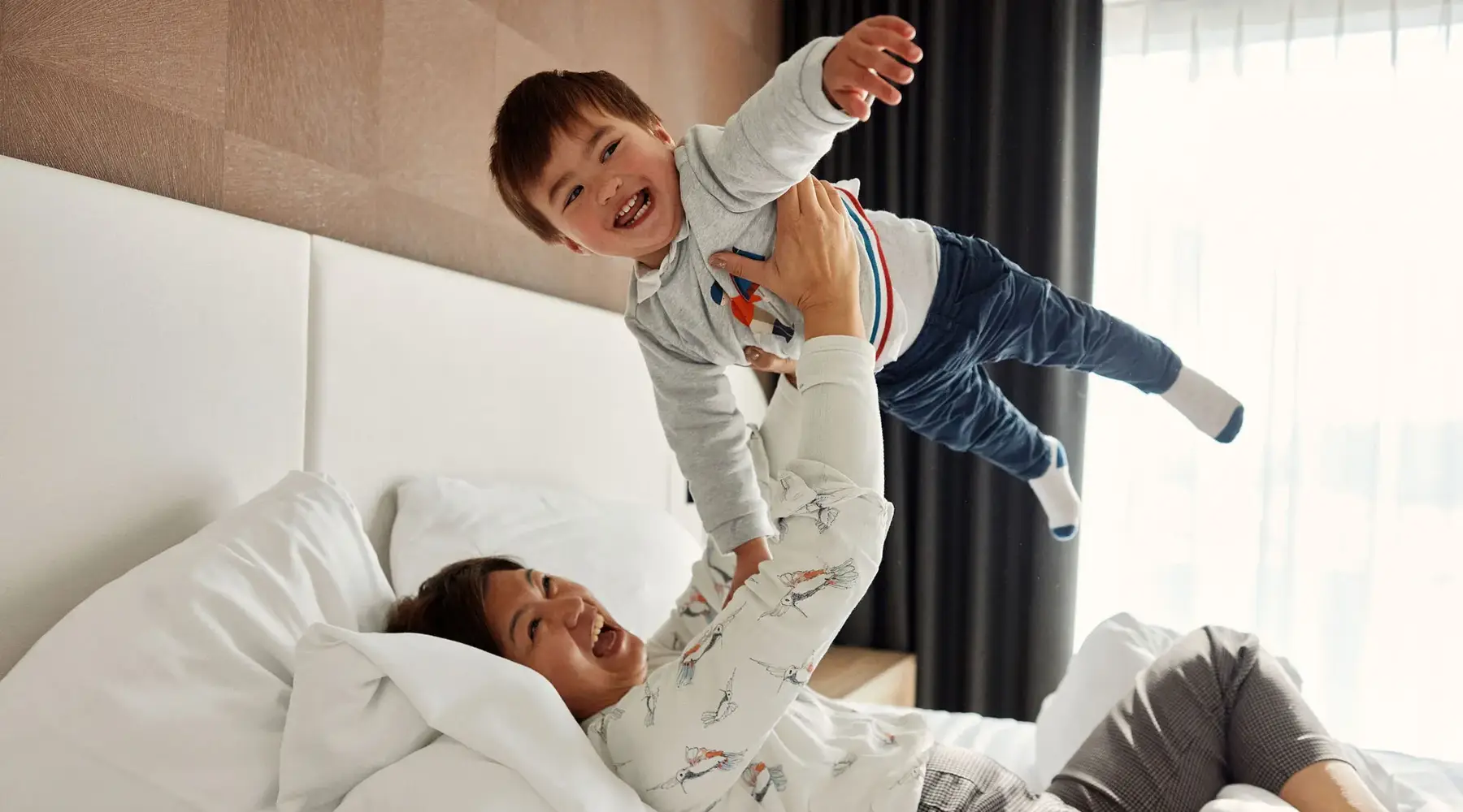 Mutter spielt mit ihrem Kind in einem Familienzimmer des Van der Valk Hotel Gent.