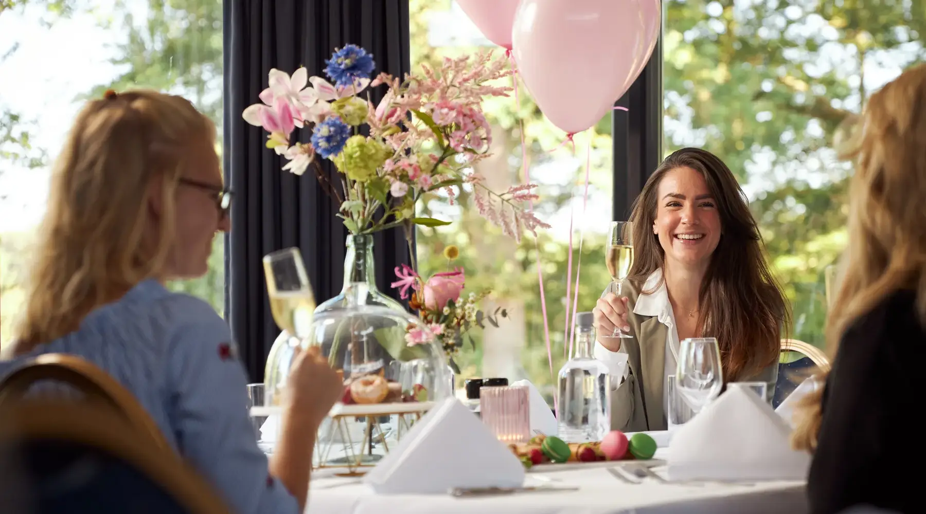 Dames in restaurant