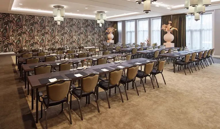 Meeting Room Tulp 1-2, classroom setup without screen