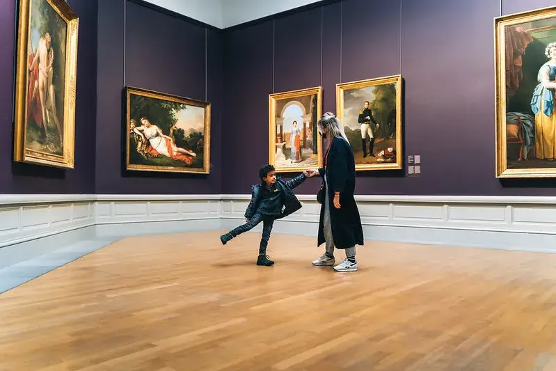 La famille se promène dans une rue couverte de graffiti.
