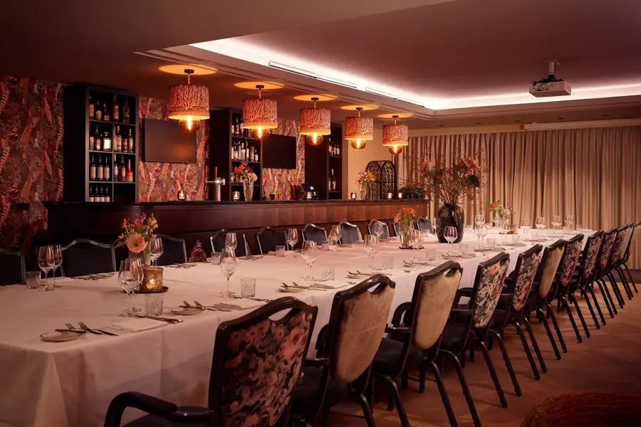 Lange, ingedekte dinertafel in Semmy's Bar