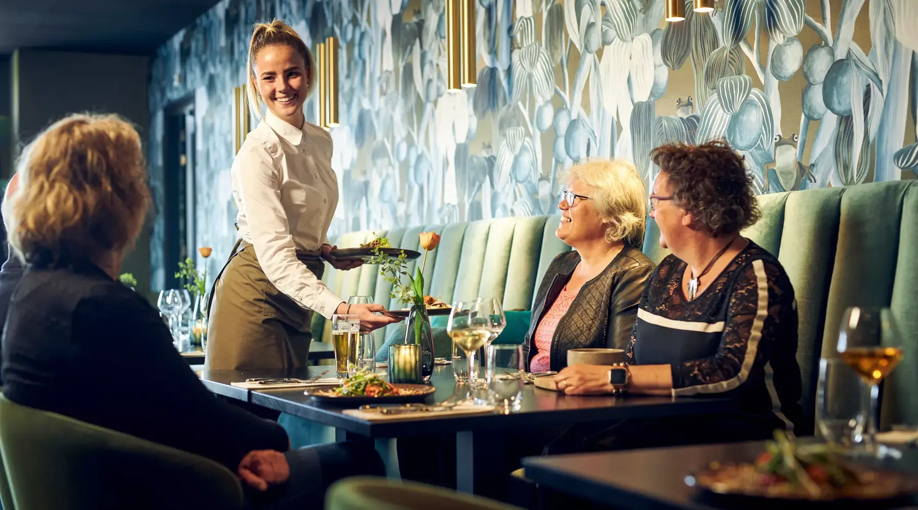 Mütter essen in einem Van der Valk Restaurant