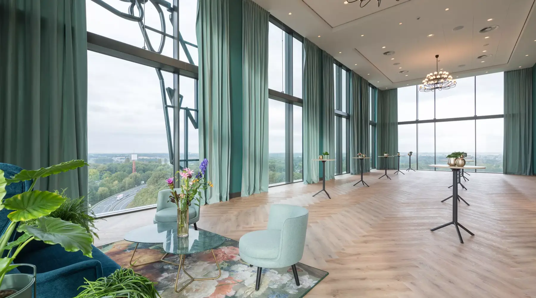 Level77 West