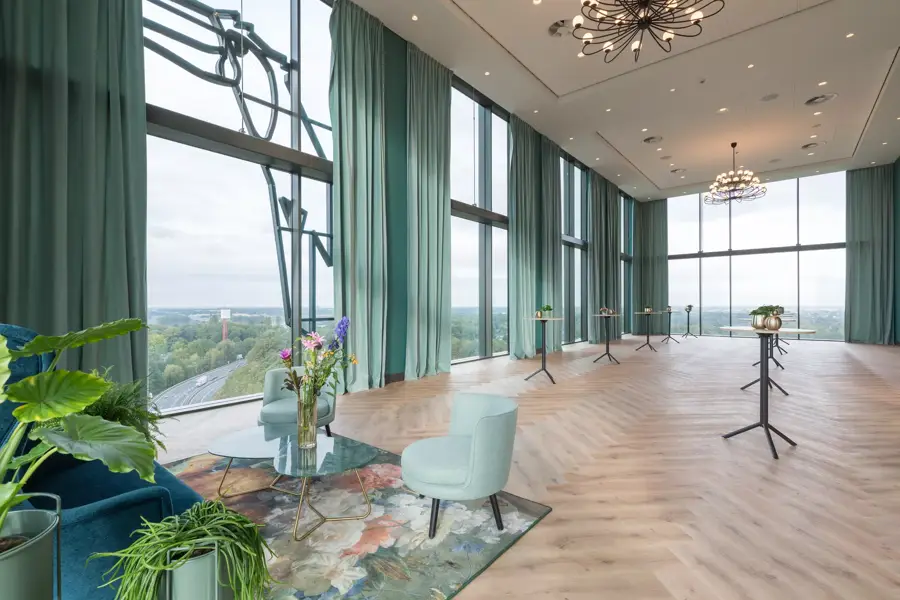 Level77 West