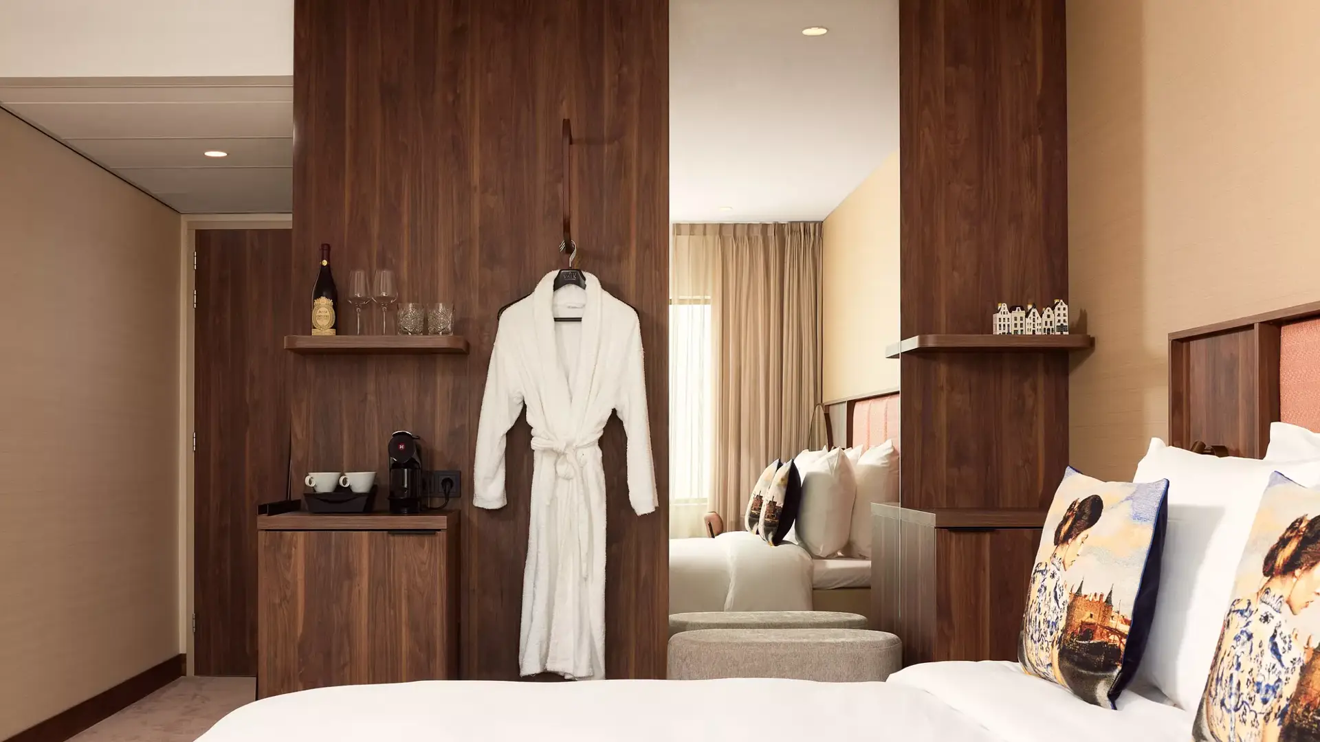 Badjas en Valk Lagerhaus Bett in einem Hotelzimmer