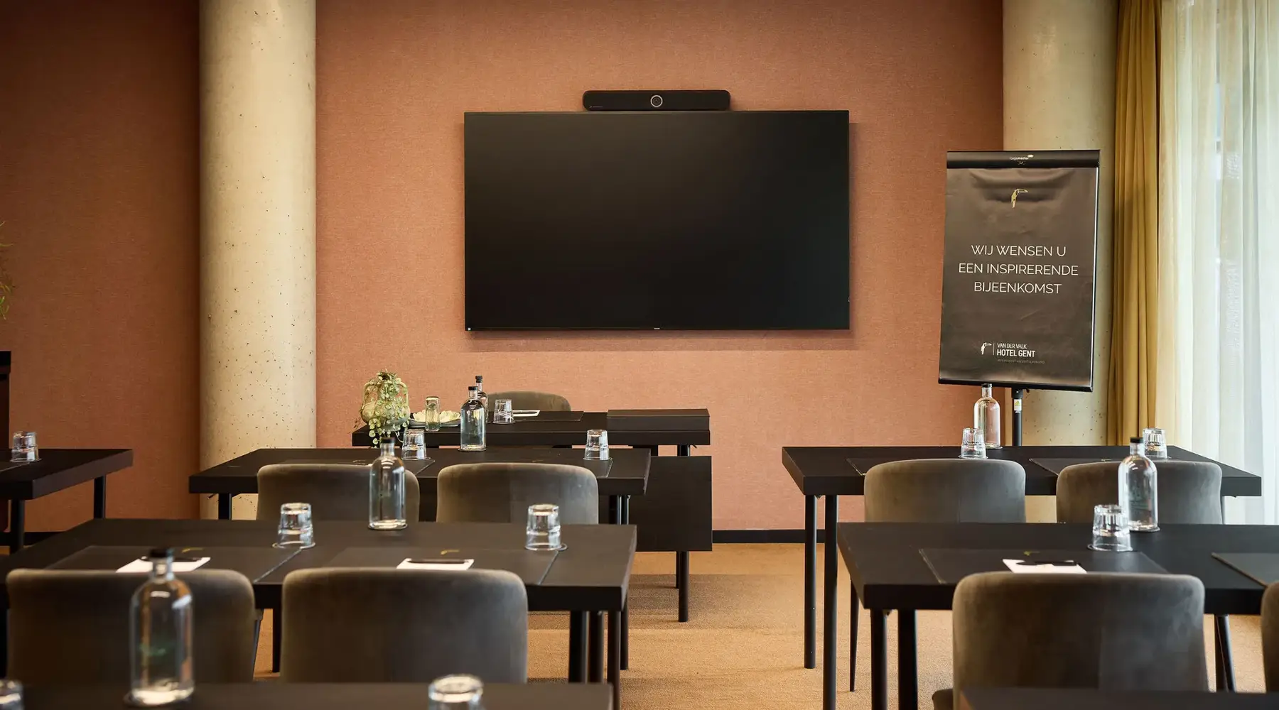 Groot scherm met goede geluidsinstallatie voor professionele vergaderingen en opleidingen in Gent