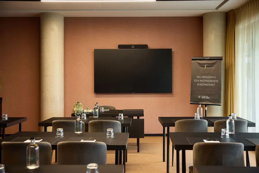 Großbildleinwand für Präsentationen im Belfort-Saal des Hotel Gent