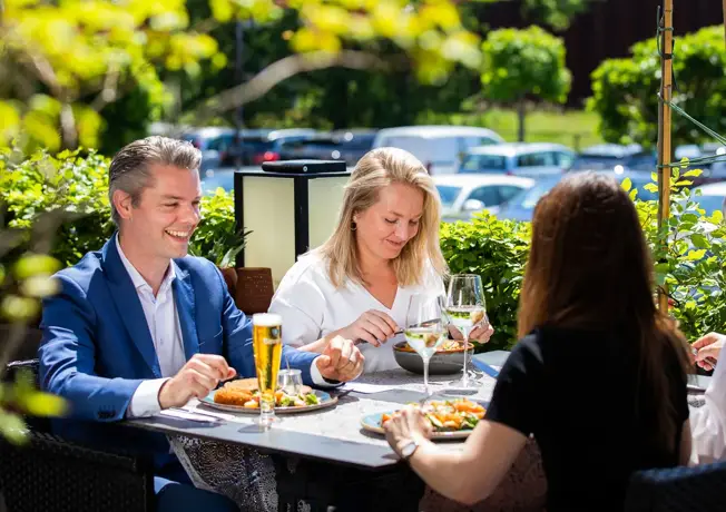Gasten op een terras van Hotel Eindhoven