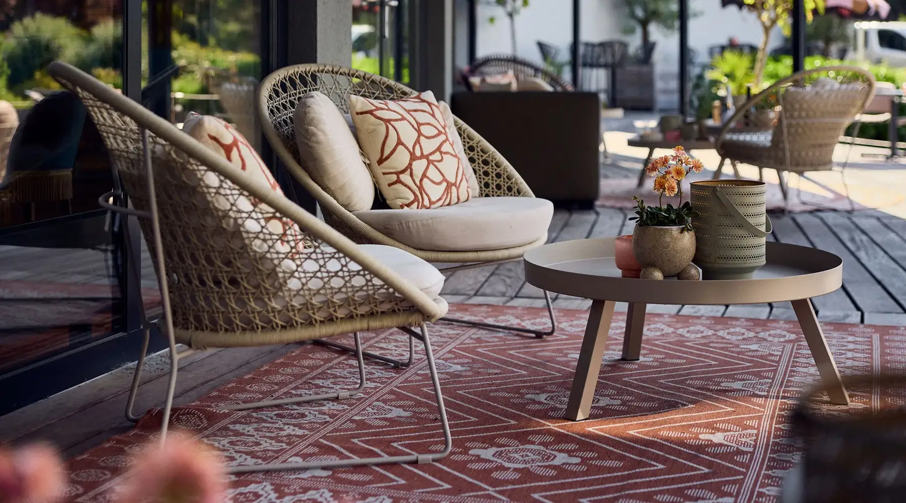 OZZO Oriental Restobar Sassenheim | Terrace | Parasols
