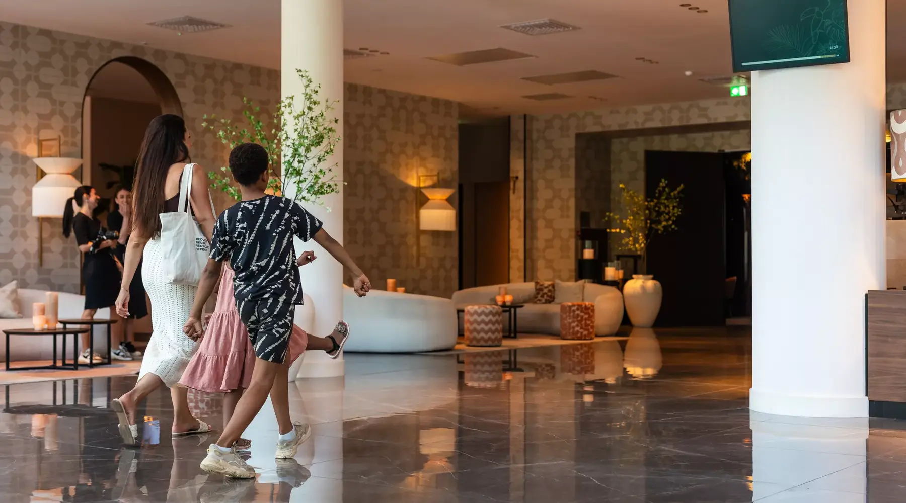 Familie, die ins Hotel geht.