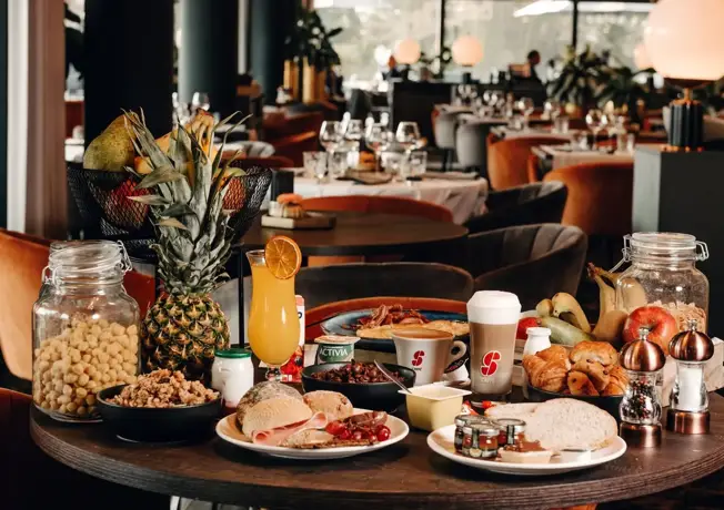 Gastronomisch ontbijt in restaurant Van der Valk Nivelles-Sud met gebakbuffet, fruit en live cooking.