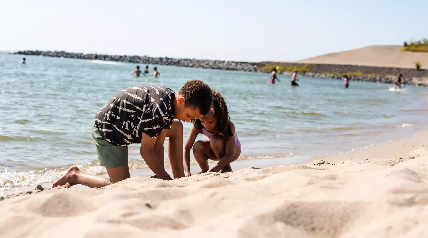 2 Kinder spielen im Sand