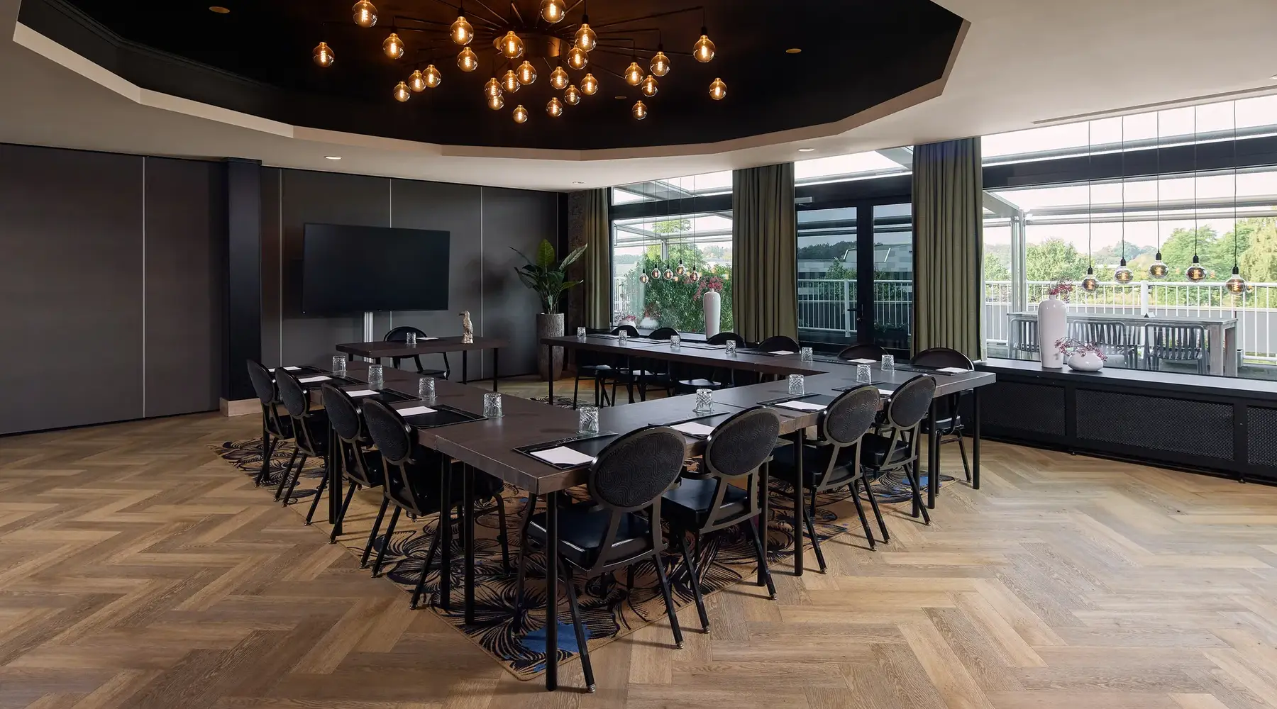Modern meeting room Specht with natural light and U-shaped layout in Van der Valk Hotel Leusden-Amersfoort