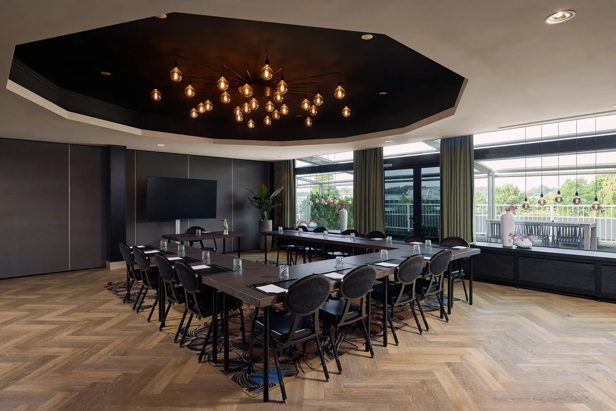 Modern meeting room Specht with natural light and U-shaped layout in Van der Valk Hotel Leusden-Amersfoort