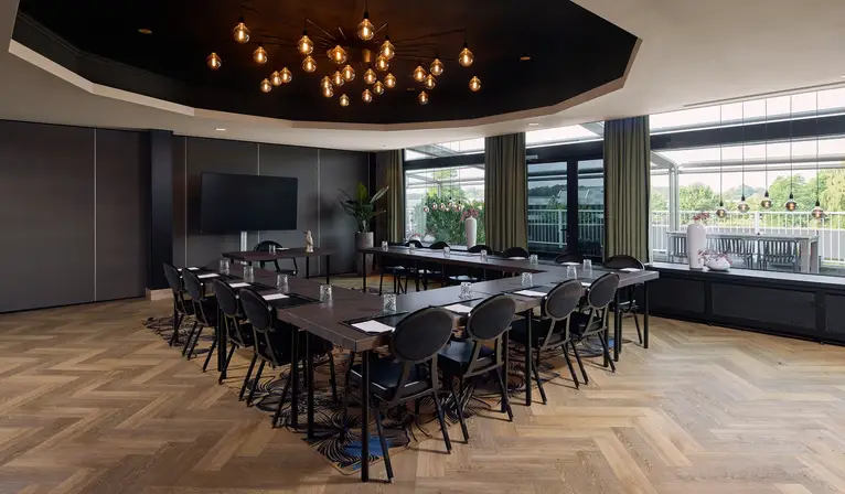 Modern meeting room Specht with natural light and U-shaped layout in Van der Valk Hotel Leusden-Amersfoort