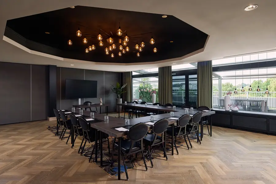 Moderne vergaderzaal Specht met daglicht en U-opstelling in Van der Valk Hotel Leusden-Amersfoort