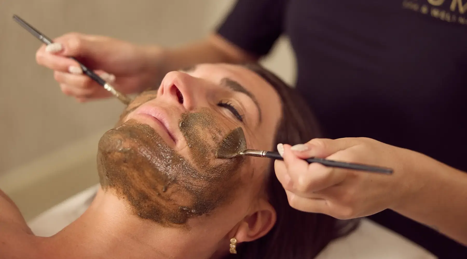 Foto van vrouwelijk model met zeewiermasker