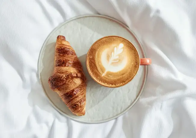 Kaffee und Croissant